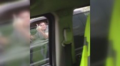 Pirát silnic ukázal řidičce prostředník, vzápětí skončil v pangejtu! VIDEO