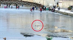 Tatínek s 15měsíčním miminkem se propadli pod led. Skončili v péči lékařů