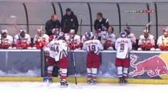 VIDEO: Podvod jako hrom. Gólman odjel z branky, aby soupeř snadno skóroval