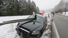 GALERIE ZKÁZY: Audi po nárazu do náklaďáku prošpikovaly 2 kůly!