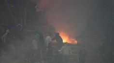 Peklo na stadionu: Protest fanoušků, hořící tribuna a konec po dvou minutách