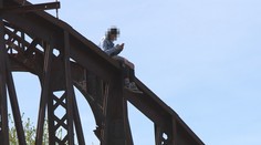 Nuda v karanténě: Mladá dívka v Pardubicích riskovala život na mostě!