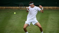 Zvolil špatné ubytování a teď se peče. Menšík se ve Wimbledonu chladí fénem