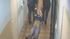 VIDEO: Policisté pašovali podezřelého v kufru. Udusil se!