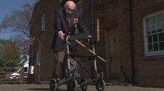 Hrdinou Británie je téměř stoletý Tom. Chozením vysbíral miliony pro lékaře