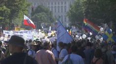 V Berlíně v sobotu vyšly do ulic tisíce lidí, aby protestovali proti koronavirovým opatřením