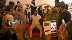 Tisíce lidí na Srí Lance vtrhly do paláce prezidenta. Na trůnu si fotí selfie