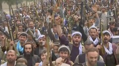 Tálibán zabírá další území. Desítky tisíc Afghánců prchají ze země