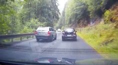 VIDEO: Šílenec v oktávce ohrozil několik životů. Policie ho nenašla