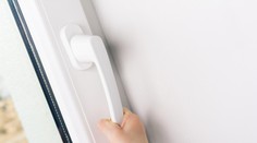 Batole uvěznilo maminku na balkóně. Ženě museli pomoci hasiči