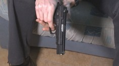 Střelba v Plzni: Strážník čistil pistoli, ozval se výstřel. Je zraněný