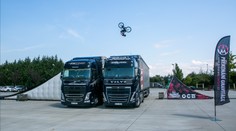 Dokázal, co nikdo před ním. Český biker přeskočil dva kamiony se saltem vpřed