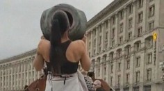 Tohle by Putin neviděl rád. Ukrajinka si z jeho tanku udělala cvičební pomůcku