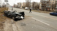 Děsivé záběry: Ruský obrněný vůz schválně rozmačkal auto. Uvnitř byl civilista