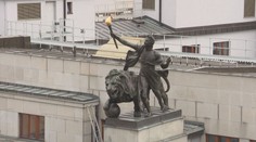 Světlonoš se vrátil na střechu České národní banky. Je symbolem od 19. století