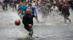 Nejbrutálnější fotbal. Při tradičním utkání nezastaví hráče bláto ani řeka