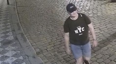 Lupič s pistolí za bílého dne přepadl v centru Prahy ženu. Policie prosí o pomoc
