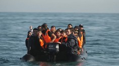 V Lamanšském průlivu se převrátil člun s migranty. Nejméně 27 uprchlíků zemřelo