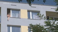 Zoufalství: Muž házel z oken nábytek, pak chtěl skočit za ním!