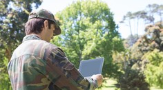 Na českém internetu řádí falešní vojáci. Lidé jim posílají statisíce