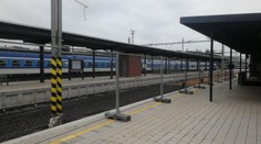 Rychlík na Kolínsku projel návěstidlo na červenou. Hasiči evakuovali 200 lidí
