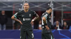 Černé pásky a prázdná sedačka. Fanoušek Liverpoolu zemřel před LM