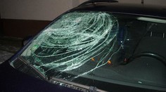 Zaměstnancům v Třinci se nelíbila výplata, šéfovi rozbili auto lopatou