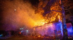Desítky hasičů krotily požár domu na Náchodsku. Jeden se zranil