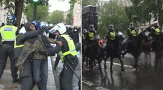 Protesty se zvrhly, davem se prohnal splašený policejní kůň! VIDEO