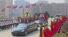 Velkolepého pohřbu v Severní Koreji se účastnily tisíce lidí. Země přitom bojuje s covidem