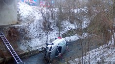 Řidič spadl s autem do potoka. Museli ho vystříhat, skončil v nemocnici