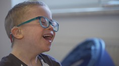 Povodeň vzala nemocnému Tomíkovi (6) speciální kočárek. Rodina prosí o pomoc