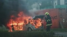 Požár u čerpací stanice. Z auta vyšlehly plameny, řidič se těsně zachránil