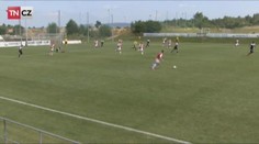 VIDEO: Dorostenec Slavie se s tím nemazal a dal gól z půlky