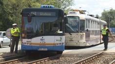 Autobus vjel v Ostravě do cesty tramvaji. Pět žen zraněno