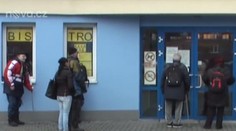Úřad práce vyhazuje lidi na ulici! Mrznou venku, do čekáren nesmí