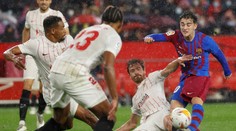 Sevilla proti Barceloně i v deseti uhrála bod, Villarreal nadělil Alavésu "bůra"