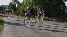 Skupina velocipedistů vyjela po trase závodu z roku 1893, skončí v Berlíně
