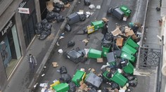 V Paříži stávkují popeláři. Romantické uličky jsou zaplněné tunami odpadků