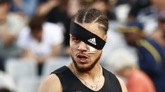Francouzského atleta udeřil divák pěstí do obličeje, pak vyhrál s páskou přes oko
