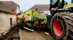 Řidič traktoru převrátil cisternu. Do okolí vytekla smradlavá močůvka