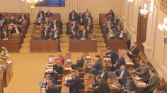 Sněmovna, která končí, byla ve znamení rekordů: Zbraň, kokain i průtahy
