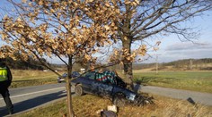 Řidič audi na křižovatce trefil strom, na místě zemřel
