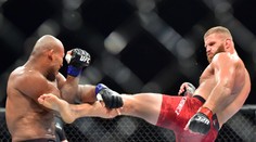 Blachowicz vyhrál se zničeným nártem, Souzu porazil na body