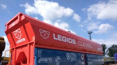 Zátah policistů v Lounech! Desítky jich prohledávají firmu Legios
