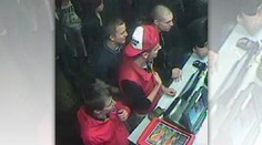 Rvačka ve fastfoodu začala házením hranolků, skončila zlomenou čelistí