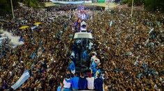 ŽIVĚ: Fanoušci v Argentině vítají čerstvé mistry světa v čele s Messim