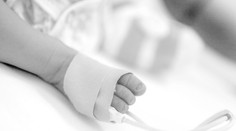 Miminko po domácím porodu zemřelo. Rodička nemá absolutní právo, rozhodl soud