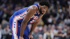 Ošklivý zákrok na Embiida. Hvězdě Philadelphie přisedli koleno