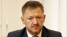 Ministerský náměstek měl utéct oknem na záchodě. Je to lež, brání se
